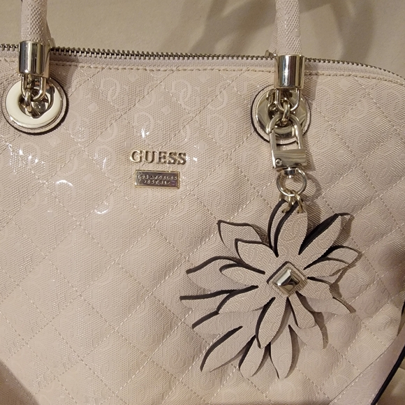 Guess purse - Picture 3 of 9